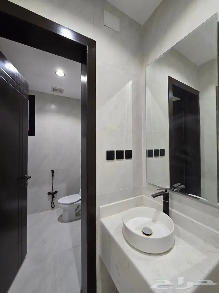 للبيع فيلا مودرن VIP دورين وملحق 10غرف طريق الثمانين بالخميس 26