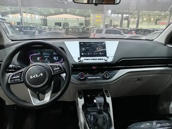 كيا كارينز نص فل الشكل الجديد 2025 سيارة عائلية 4