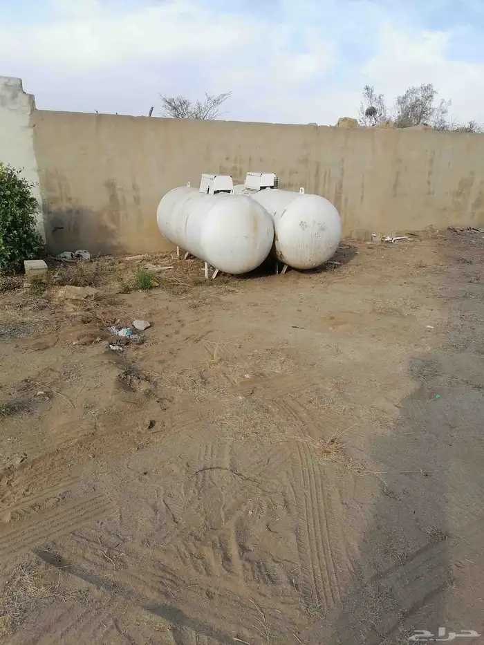 2خرانات غاز 2000لتر سعر الاثنين 15000الف والصامل 0