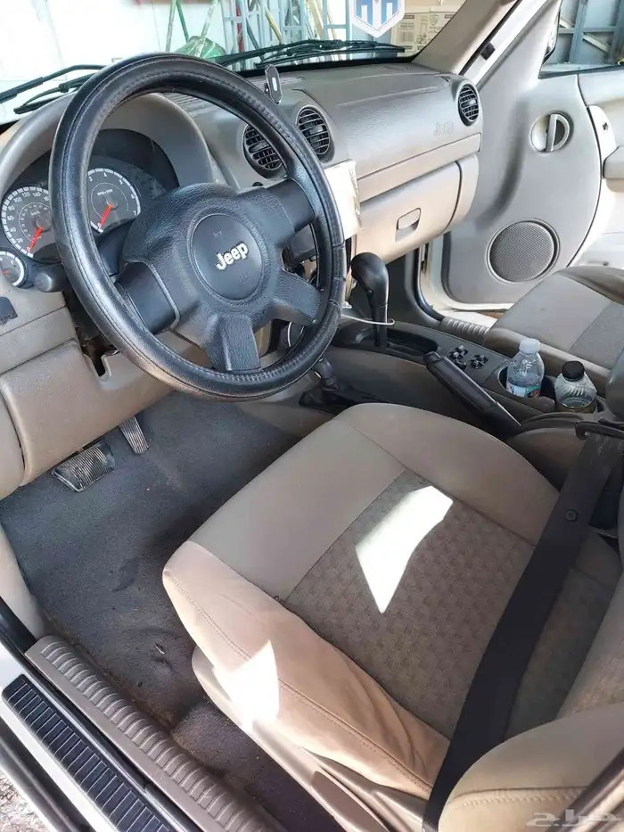 للبيع جيب شيروكي ليبرتي 4