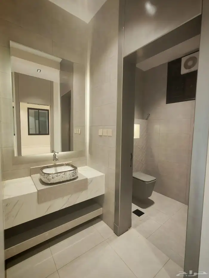 للبيع بأبها دور ارضي بحوش مدخل سياره بالقرب من المطار vip 8