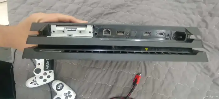 للبيع سوني 4 برو 1TB مع ألعاب على الحساب 2