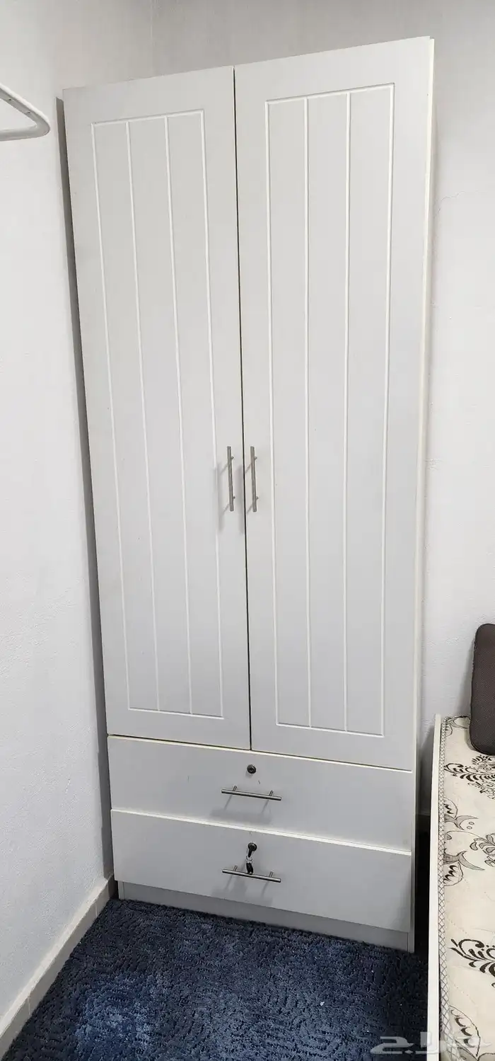 غرفة نوم نفر ونصف ودولاب ملابس وكمودينة وطاولة تلفزيون كبيرة 0