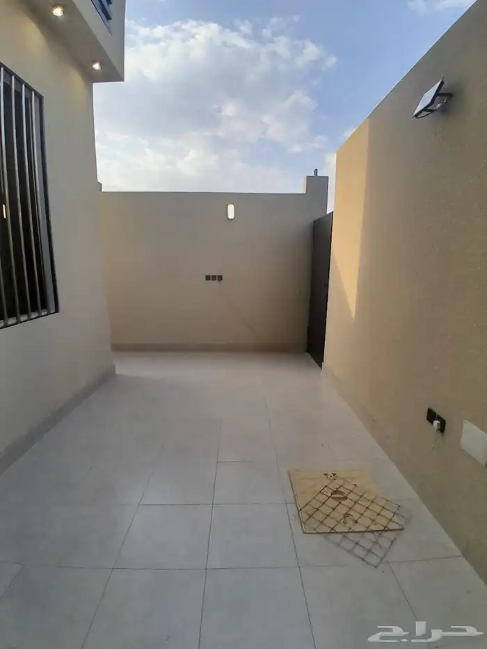 للبيع شقه دور ارضي تمليك تشطيبات فاخره بسعر 600الف بحي الطلح 2