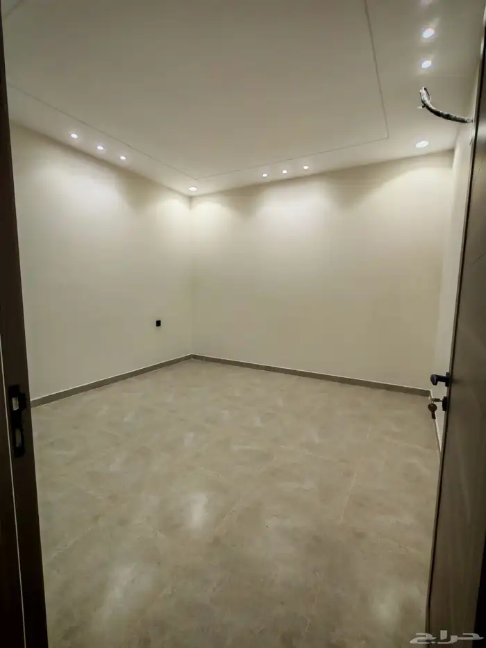 للبيع بحي الاسكان شقق تمليك علوي ب550 الف سطح خاص مصعد شغال 18