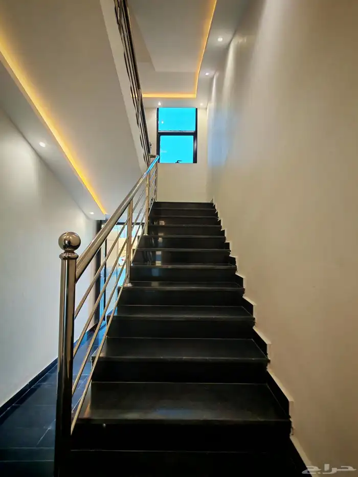 للبيع بحي الاسكان شقق تمليك علوي ب550 الف سطح خاص مصعد شغال 3