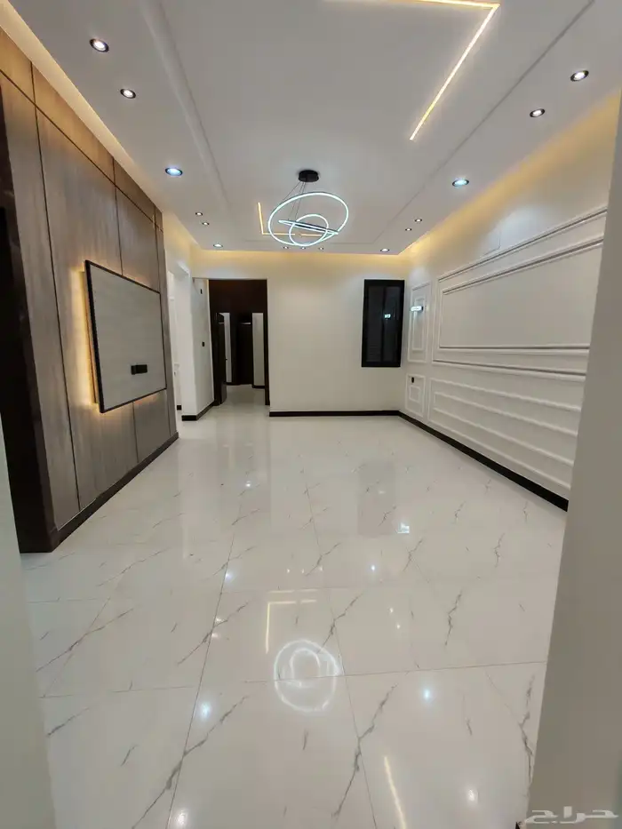 للبيع بأحد رفيده ح العزيزيه شقه علويه ب 500 الف سطح خاص مصعد 10