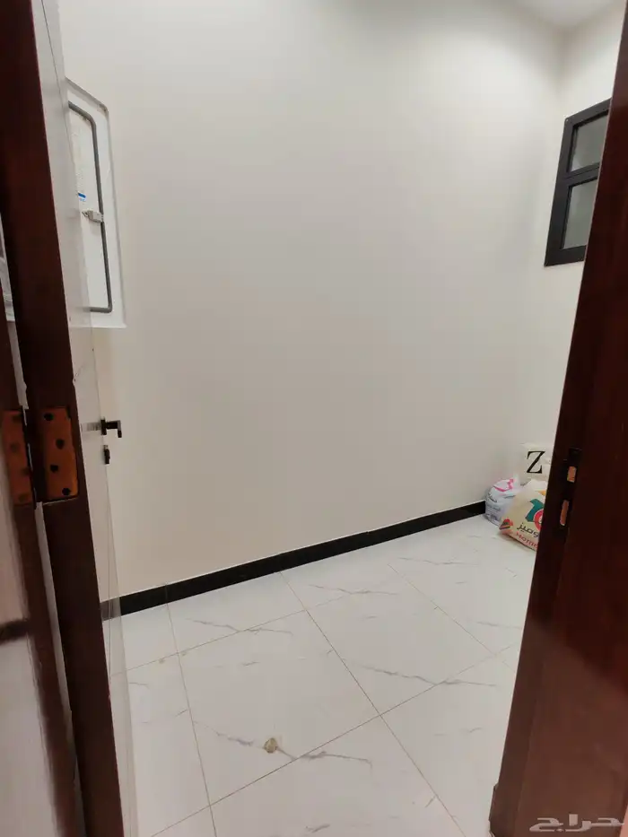 للبيع بأحد رفيده ح العزيزيه شقه علويه ب 500 الف سطح خاص مصعد 9