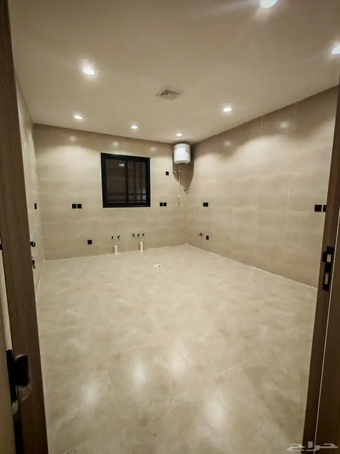 للبيع بحي الاسكان شقق تمليك علوي ب550 الف سطح خاص مصعد شغال 15