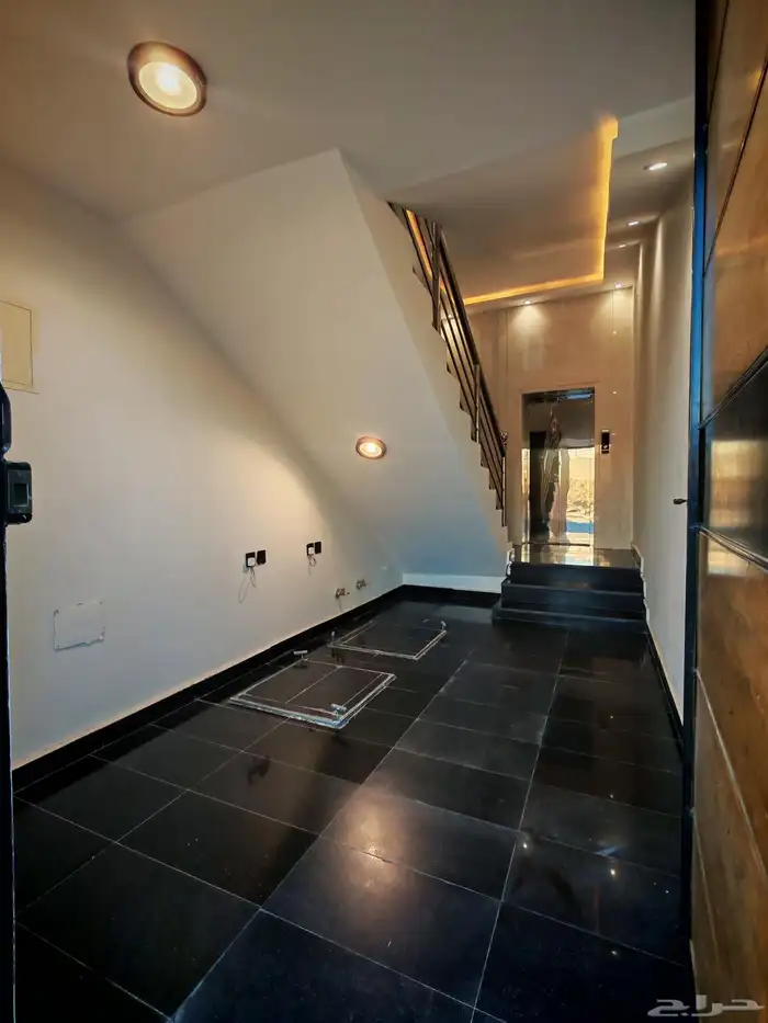 للبيع بحي الاسكان شقق تمليك علوي ب550 الف سطح خاص مصعد شغال 2