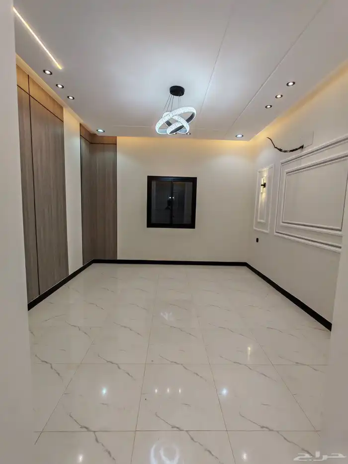 للبيع بأحد رفيده ح العزيزيه شقه علويه ب 500 الف سطح خاص مصعد 12