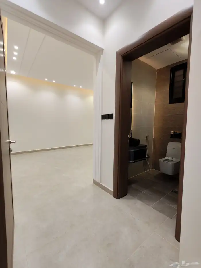 للبيع بأبها شقق تمليك علوي ب 500 الف سطح خاص مصعد شغال 20