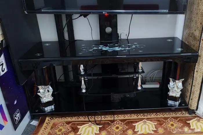 تلفزيون سمارت 50 انش مع طاولة انيقة 2