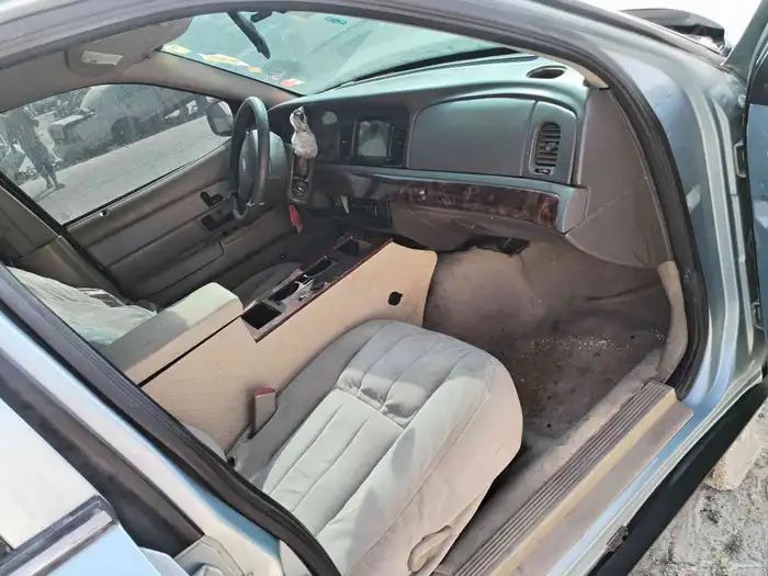 فورد فكتوريا 2010 لون بحري تشليح قطع غيار 8