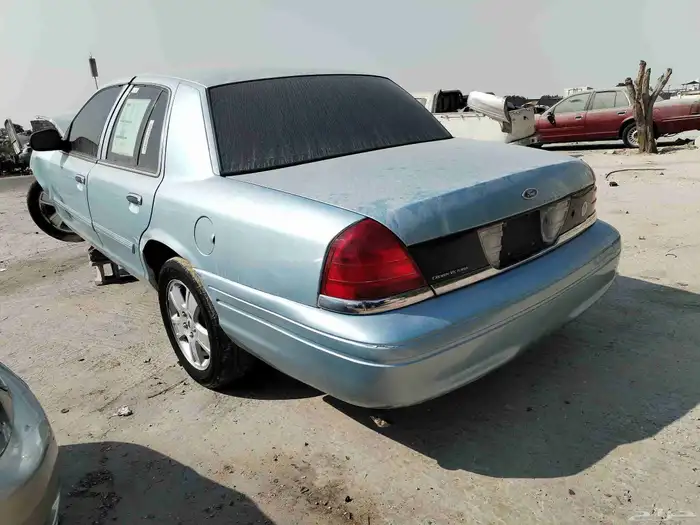 فورد فكتوريا 2010 لون بحري تشليح قطع غيار 4