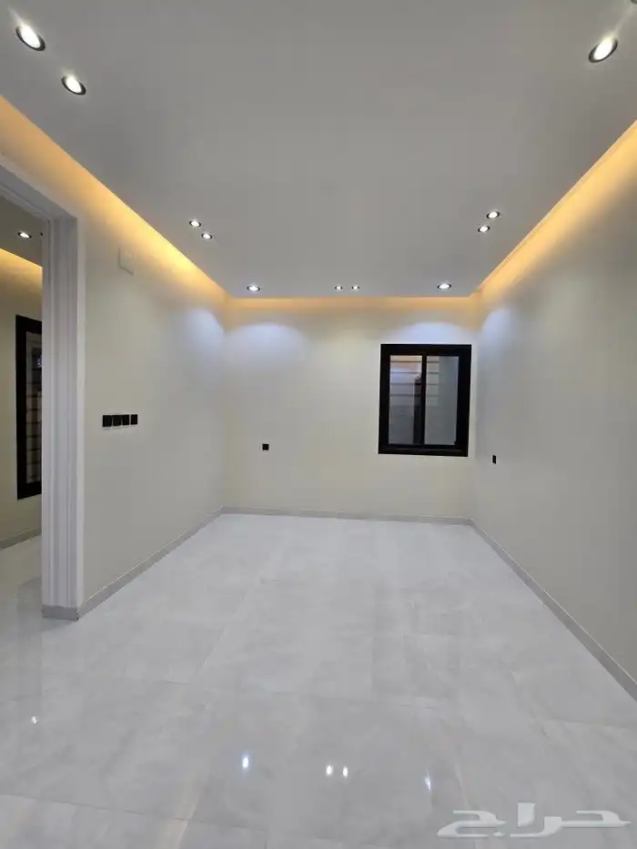 للبيع روف علوى مع ملحق حوش ومدخل سياره 9غرف VIPطريق الثمانين 25