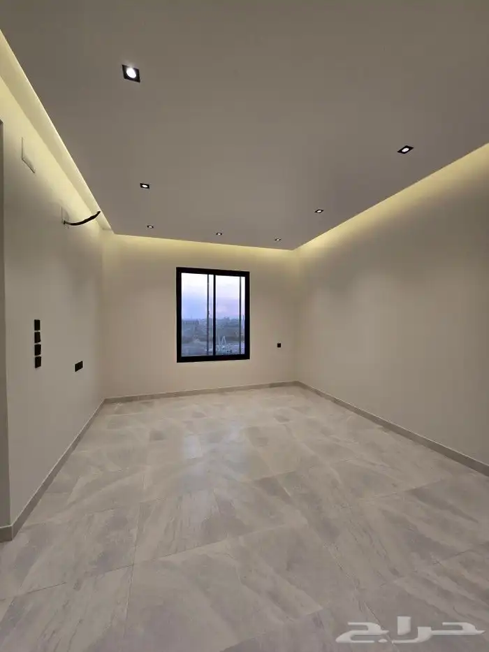 للبيع روف علوى مع ملحق بمدخل سياره وسط الخدمات بحي الوسام 8