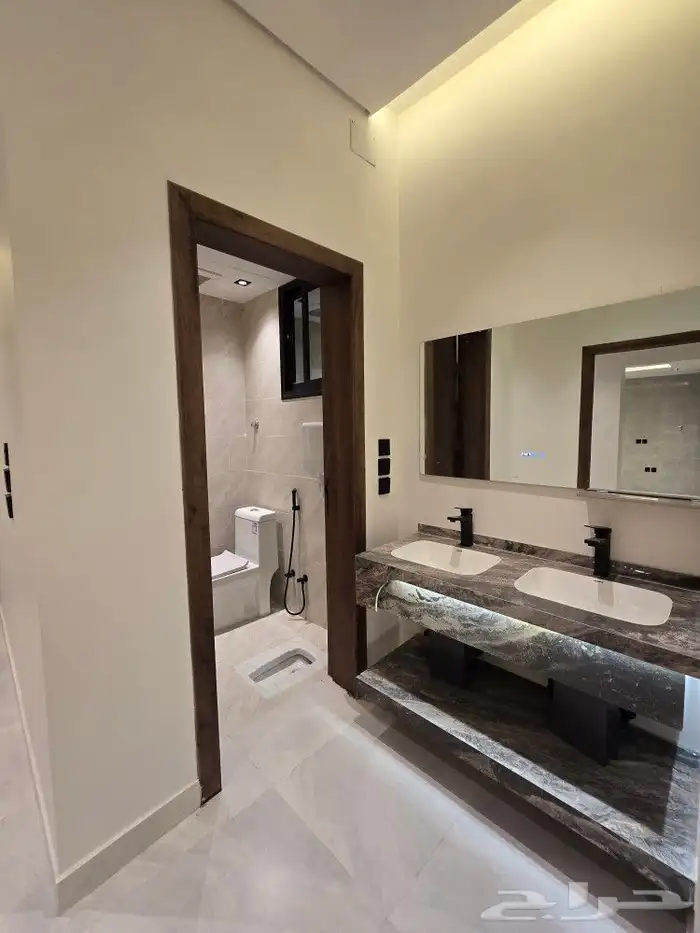 للبيع روف علوى مع ملحق بمدخل سياره وسط الخدمات بحي الوسام 15