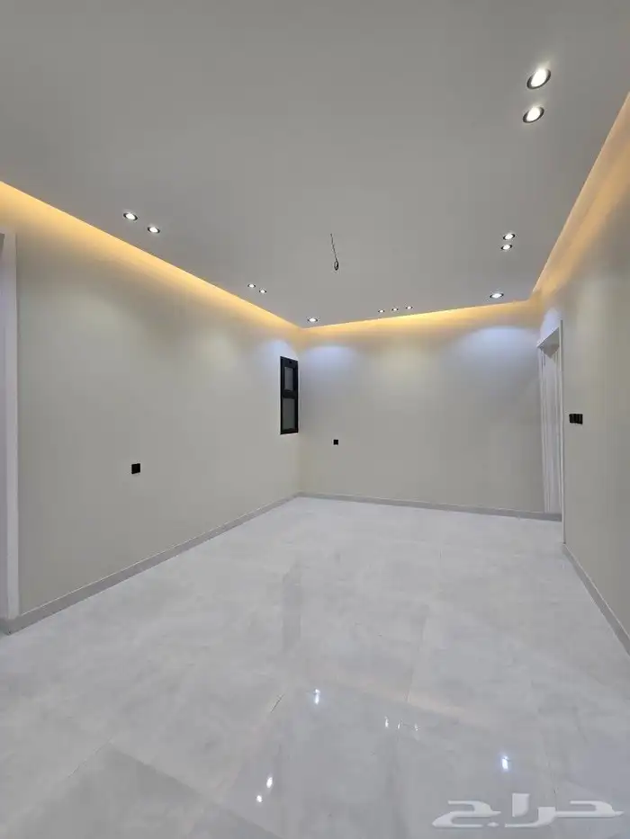 للبيع روف علوى مع ملحق حوش ومدخل سياره 9غرف VIPطريق الثمانين 13