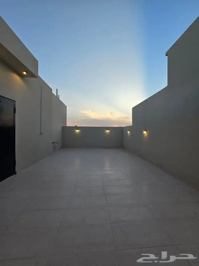 للبيع روف علوى مع ملحق بمدخل سياره وسط الخدمات بحي الوسام 30