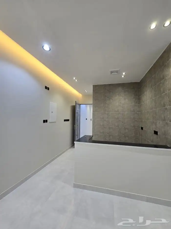 للبيع روف علوى مع ملحق حوش ومدخل سياره 9غرف VIPطريق الثمانين 27