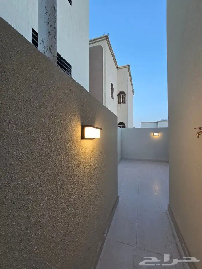 للبيع روف علوى مع ملحق بمدخل سياره وسط الخدمات بحي الوسام 31