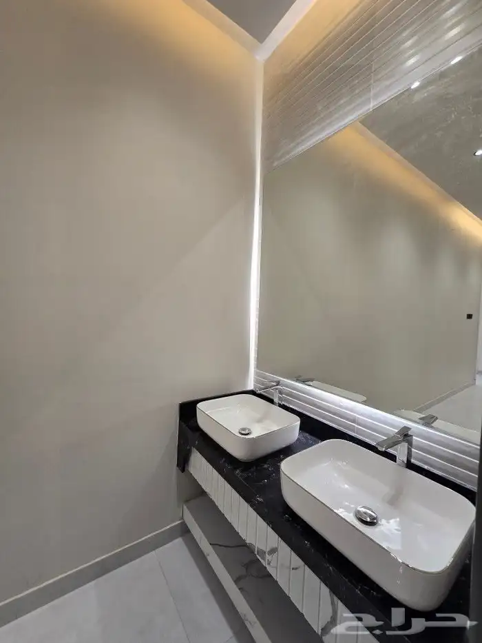 للبيع روف علوى مع ملحق حوش ومدخل سياره 9غرف VIPطريق الثمانين 10