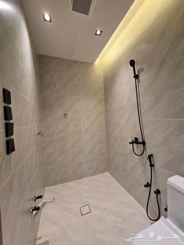 للبيع روف علوى مع ملحق بمدخل سياره وسط الخدمات بحي الوسام 29