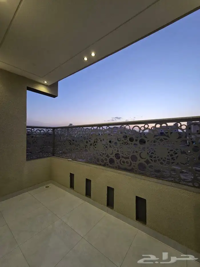 للبيع روف علوى مع ملحق حوش ومدخل سياره 9غرف VIPطريق الثمانين 18