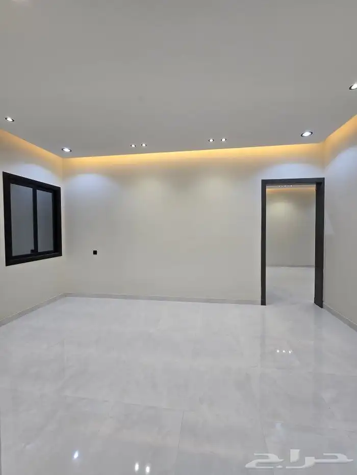 للبيع روف علوى مع ملحق حوش ومدخل سياره 9غرف VIPطريق الثمانين 23