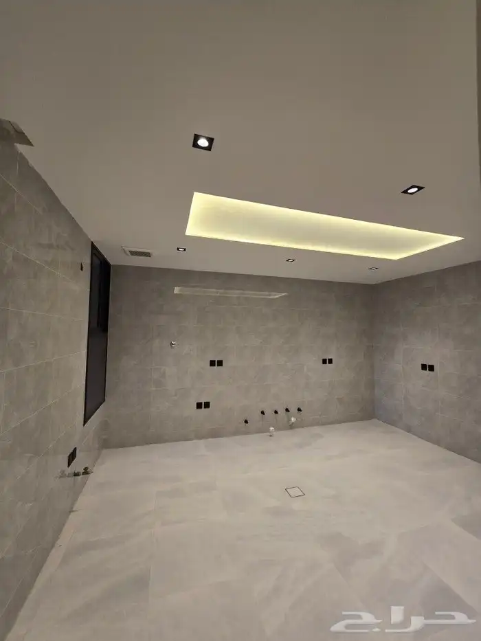 للبيع روف علوى مع ملحق بمدخل سياره وسط الخدمات بحي الوسام 18