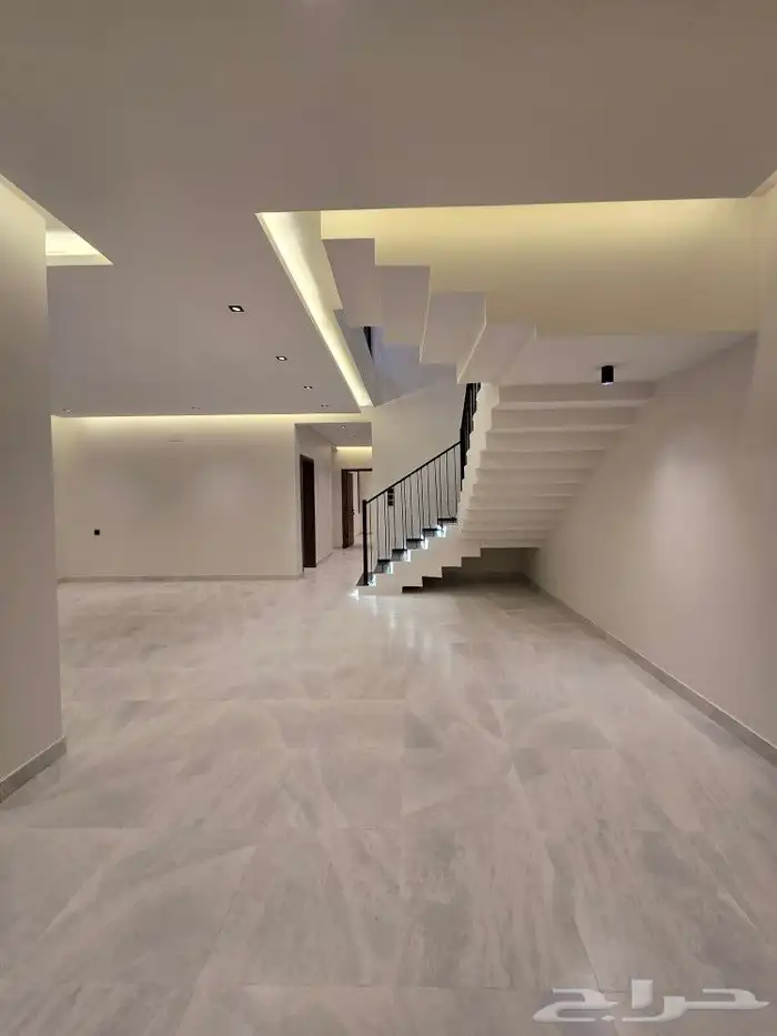 للبيع روف علوى مع ملحق بمدخل سياره وسط الخدمات بحي الوسام 12