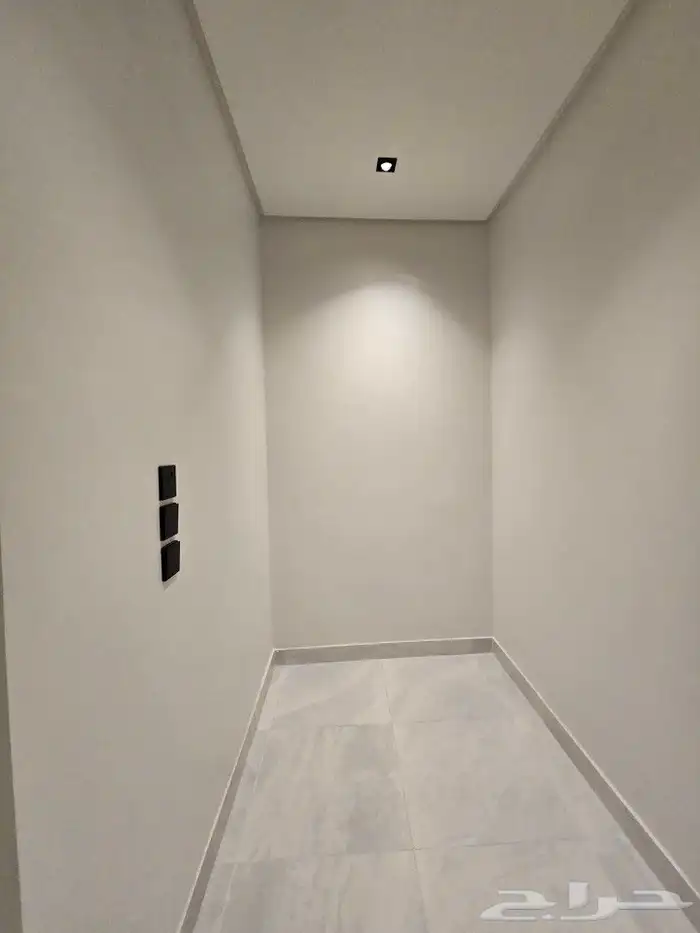 للبيع روف علوى مع ملحق بمدخل سياره وسط الخدمات بحي الوسام 17