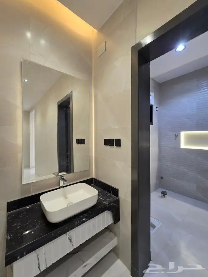 للبيع روف علوى مع ملحق حوش ومدخل سياره 9غرف VIPطريق الثمانين 24