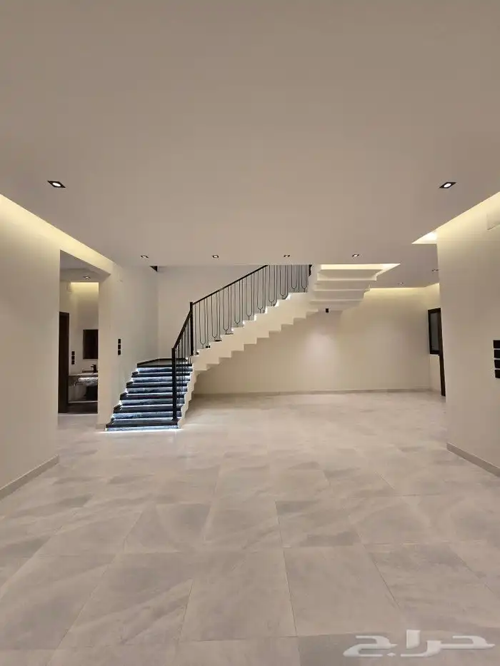 للبيع روف علوى مع ملحق بمدخل سياره وسط الخدمات بحي الوسام 14