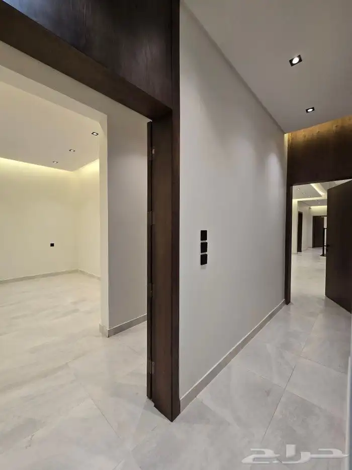 للبيع روف علوى مع ملحق بمدخل سياره وسط الخدمات بحي الوسام 7