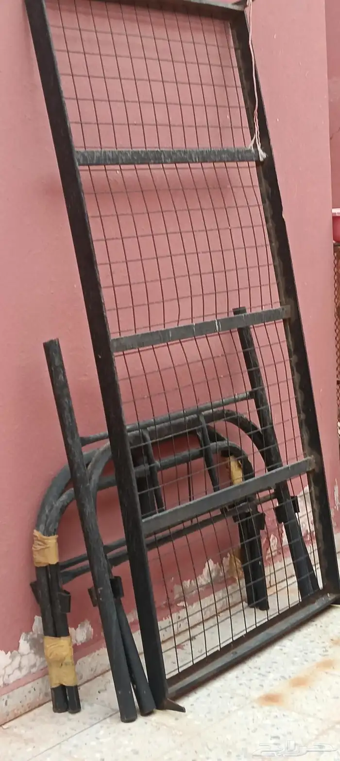 سرير حديد مستعمل وقابل لأعادة التدوير او الاستخدام 0