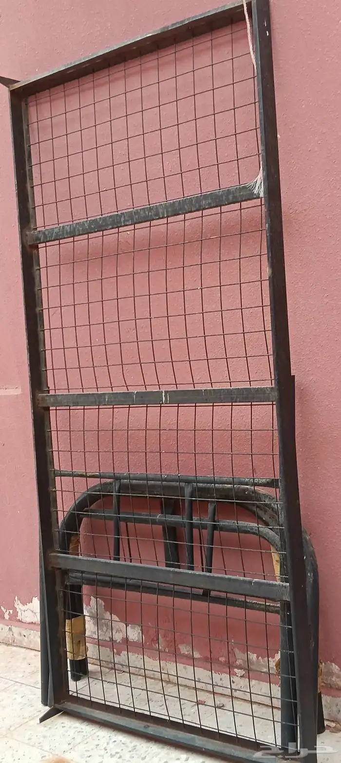 سرير حديد مستعمل وقابل لأعادة التدوير او الاستخدام 1