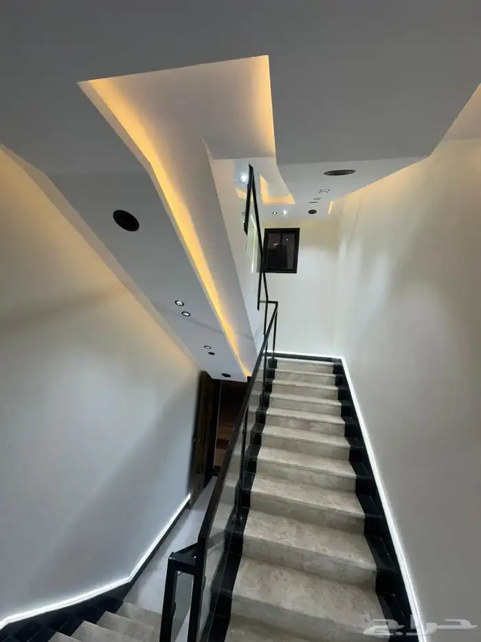 للبيع شقه دور ثاني مع سطح مستقل المصعد شغال بدرة الموسي 3