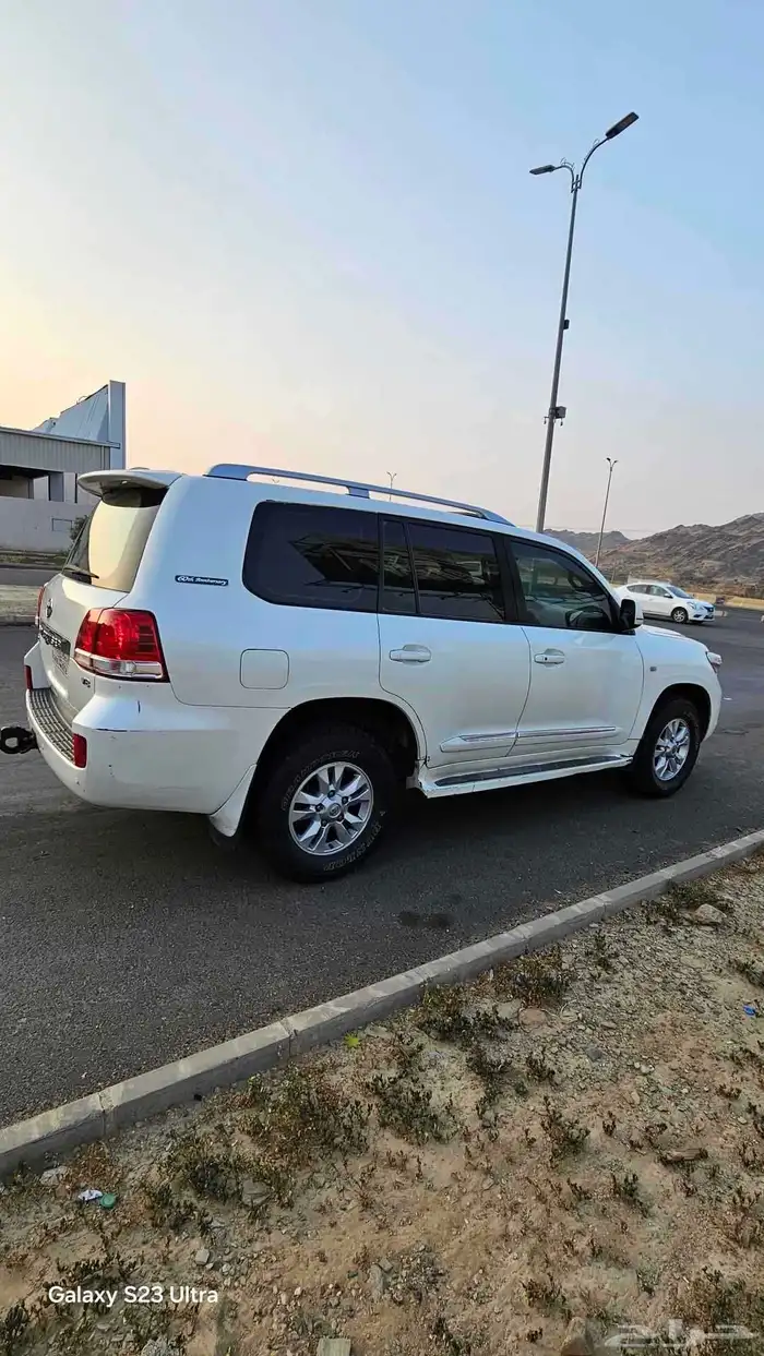 لاندكروزر 2011 فل كامل 6