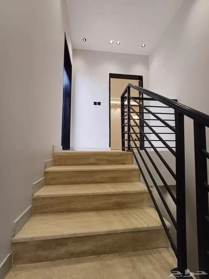 للبيع شقه مع سطح حي المعيزليه 1