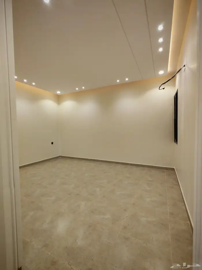 للبيع بحي الضيافه شقه تمليك علوي ب 520 الف بسطح خاص ومصعد 21