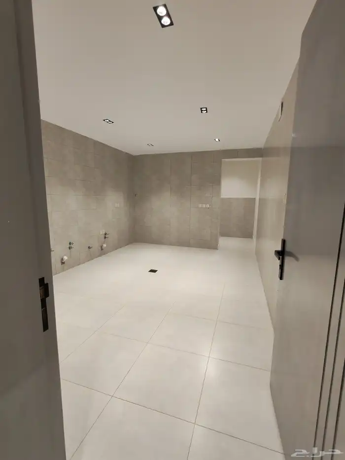 للبيع بأبها شقه علويه بسطح خاص ومصعد شغال بالقرب من المطار 24