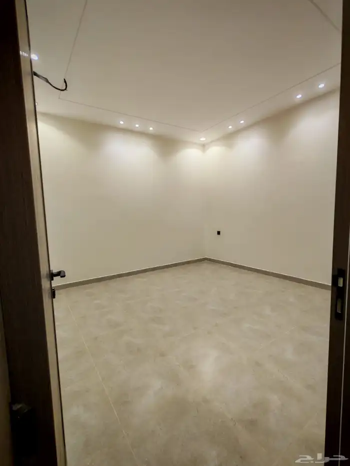 للبيع بحي الضيافه شقه تمليك علوي ب 520 الف بسطح خاص ومصعد 16