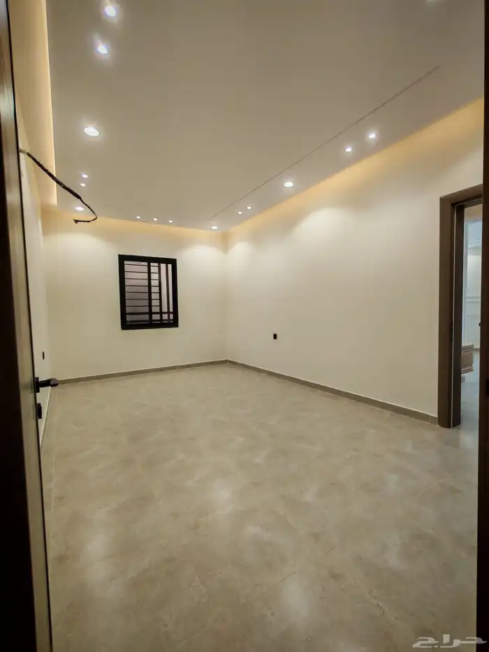 للبيع بحي الضيافه شقه تمليك علوي ب 520 الف بسطح خاص ومصعد 8