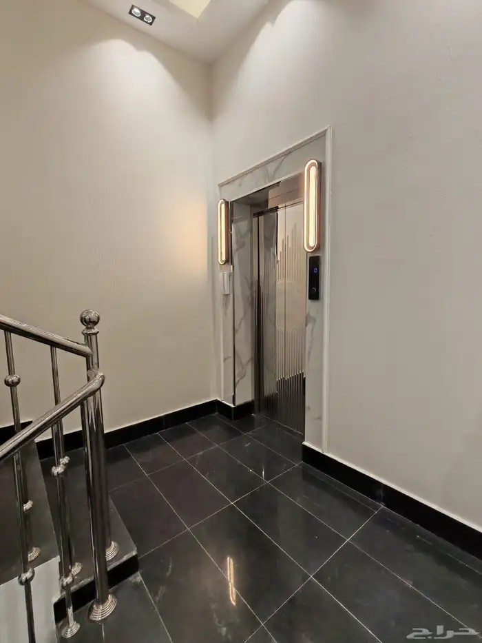 للبيع بأبها شقه علويه بسطح خاص ومصعد شغال بالقرب من المطار 2