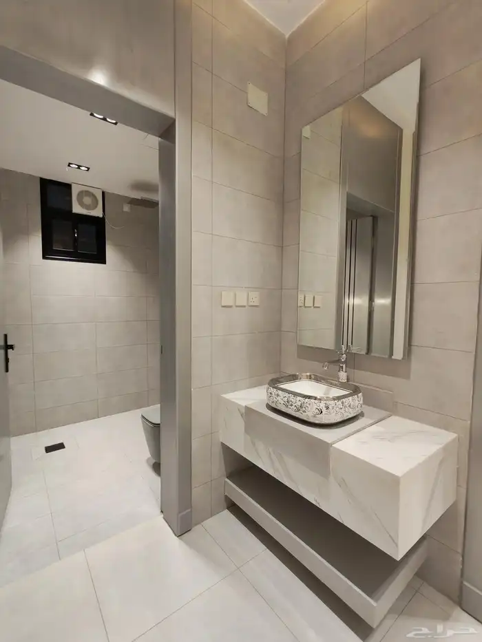 للبيع بأبها شقه علويه بسطح خاص ومصعد شغال بالقرب من المطار 15