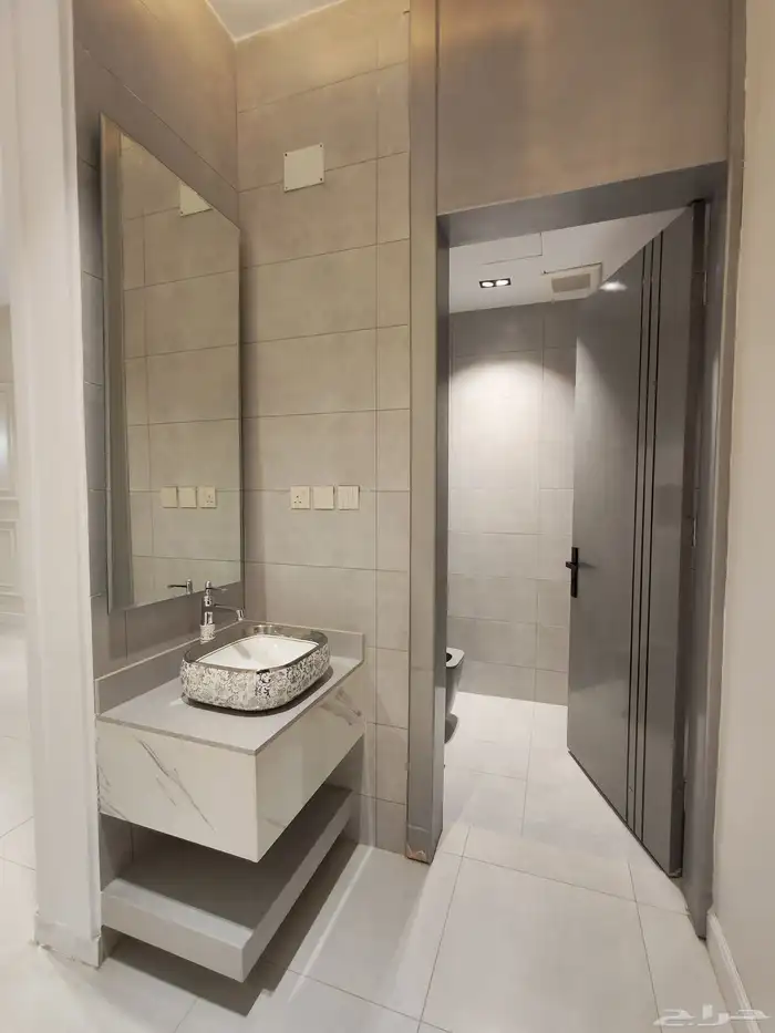 للبيع بأبها شقه علويه بسطح خاص ومصعد شغال بالقرب من المطار 7