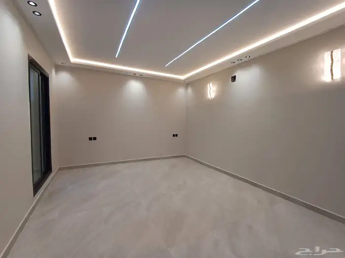 للبيع شقه مع سطح حي المعيزليه 3