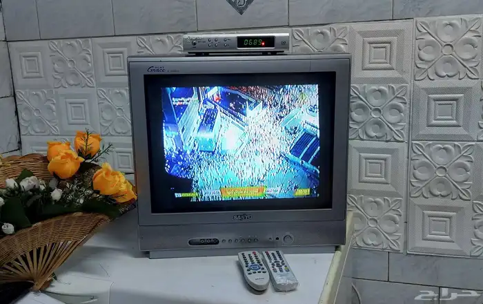 شاشة تلفزيون مع رسيفر قنوات 8